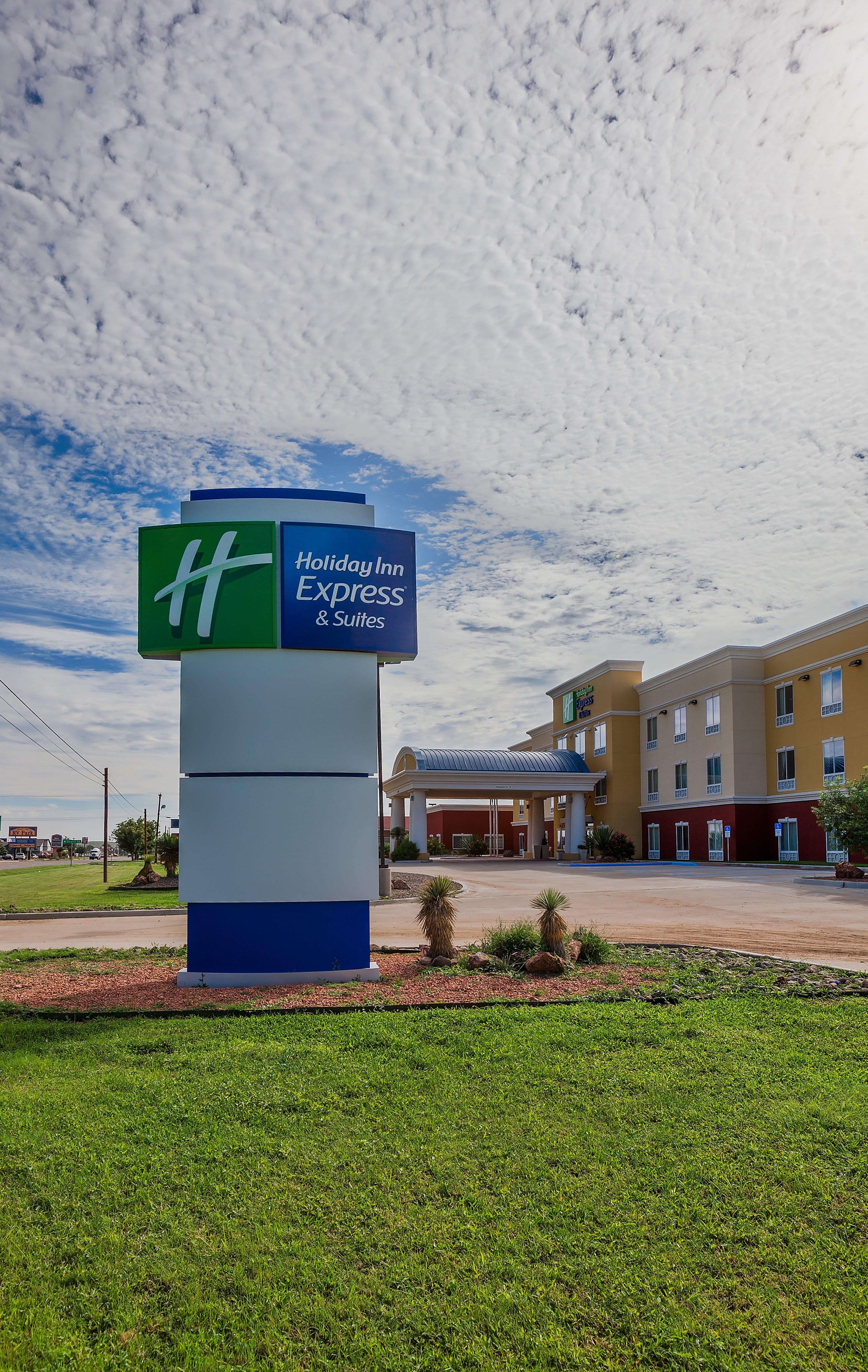 Holiday Inn Express And Suites Alpine By Ihg Екстериор снимка
